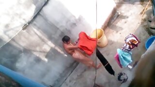 Ny sipa brunette tsara tarehy dia manao zavatra adala sy miresaka avy eo dia lasa masiaka