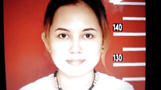 Brunette miboiboika maka sary amin'ny webcam