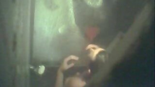 Ny bimbo mafana dia mitantana ny pecker