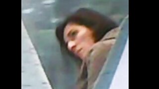 Ny brunette dia voafehin'ny dildo