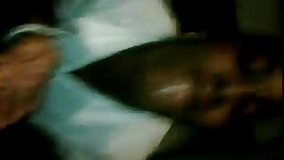 Ny akoho mainty dia milalao amin'ny nonony