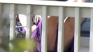 Ny brunette mahafinaritra dia manana tratra lehibe
