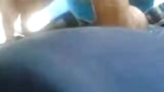 Tovovavy manao firaisana amin'ny douche ary misento akoho