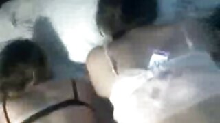 Ny brunette miloko volomparasy dia voadona ary mihosotra ny borikiny
